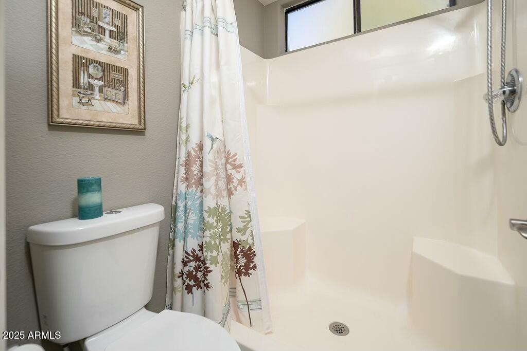 9151 West Greenway Road, Unit 276 Peoria, AZ 85381 - Photo 11 of 36 Primary Bathroom