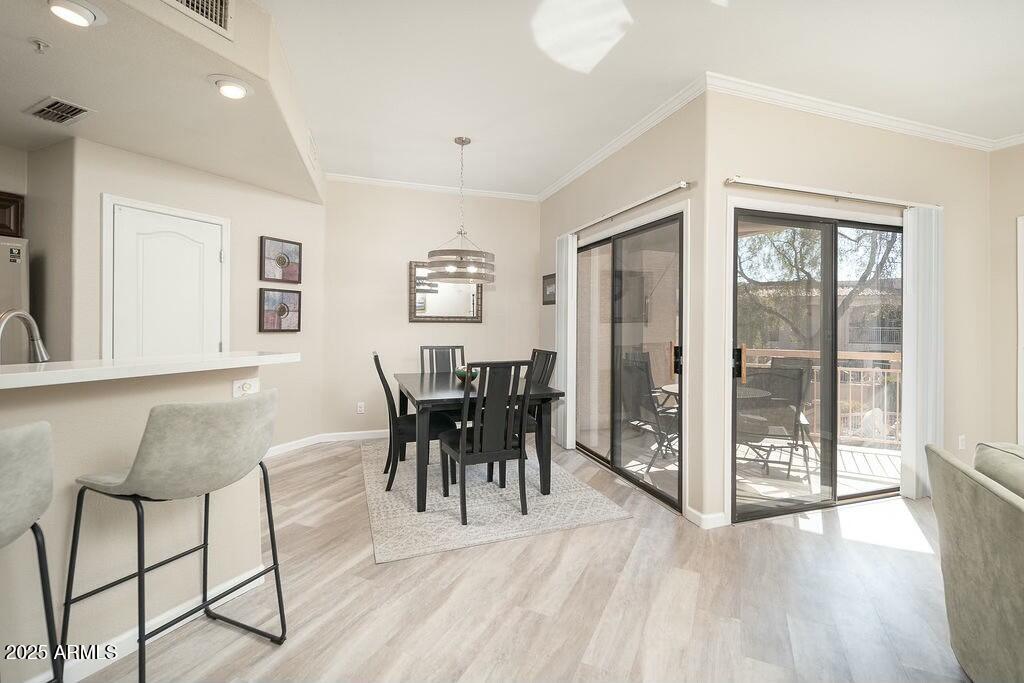 9151 West Greenway Road, Unit 276 Peoria, AZ 85381 - Photo 5 of 36 Dining Room