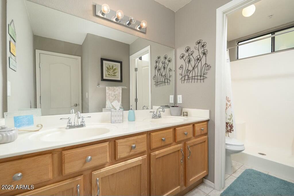 9151 West Greenway Road, Unit 276 Peoria, AZ 85381 - Photo 10 of 36 Primary Bathroom