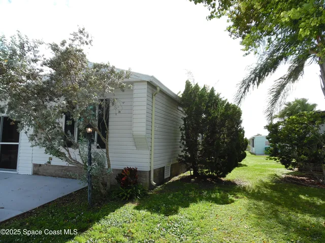a view of a house with backyard and garden