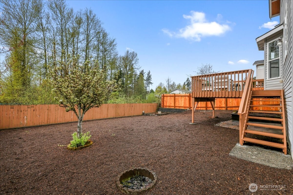 401 Graham Avenue Northeast Renton, WA 98059 - Photo 4 of 40 a house view with a garden space