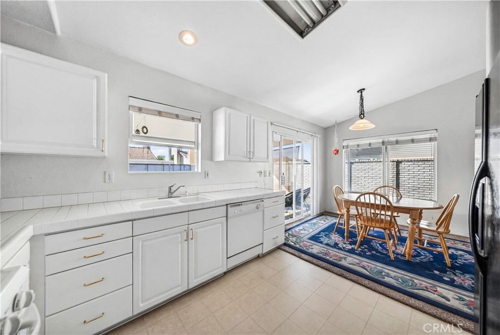 2995 Joshua Way Hemet, CA 92545 - Photo 23 of 34 a very nice looking room with a large window