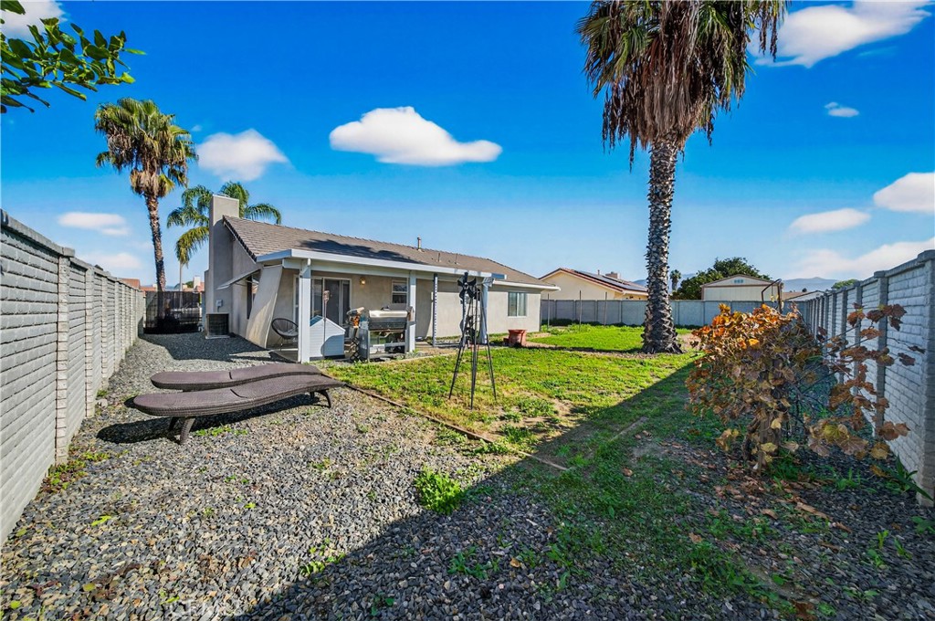2995 Joshua Way Hemet, CA 92545 - Photo 33 of 34 a front view of a house with garden