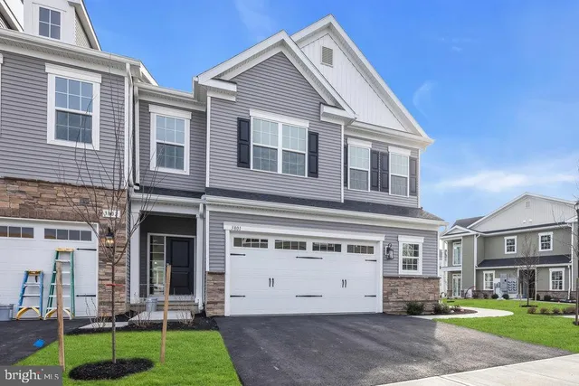 a view of house with a yard