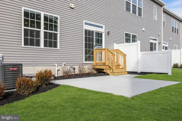 a view of back yard of the house