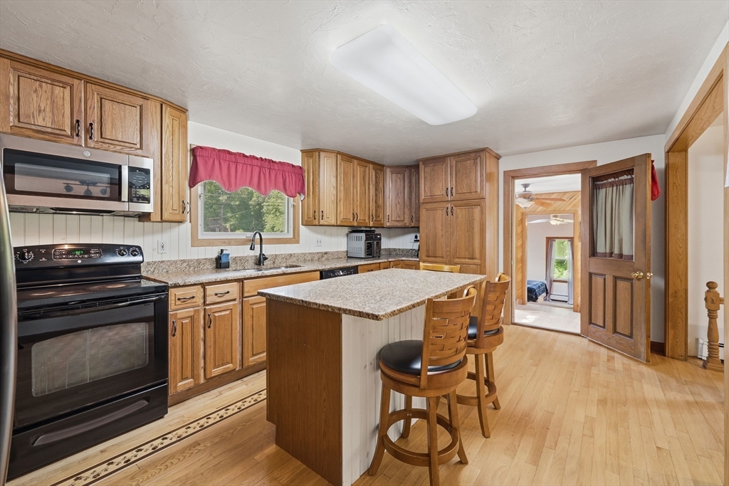 126 Putnam Hill Road Sutton, MA 01590 - Photo 5 of 32