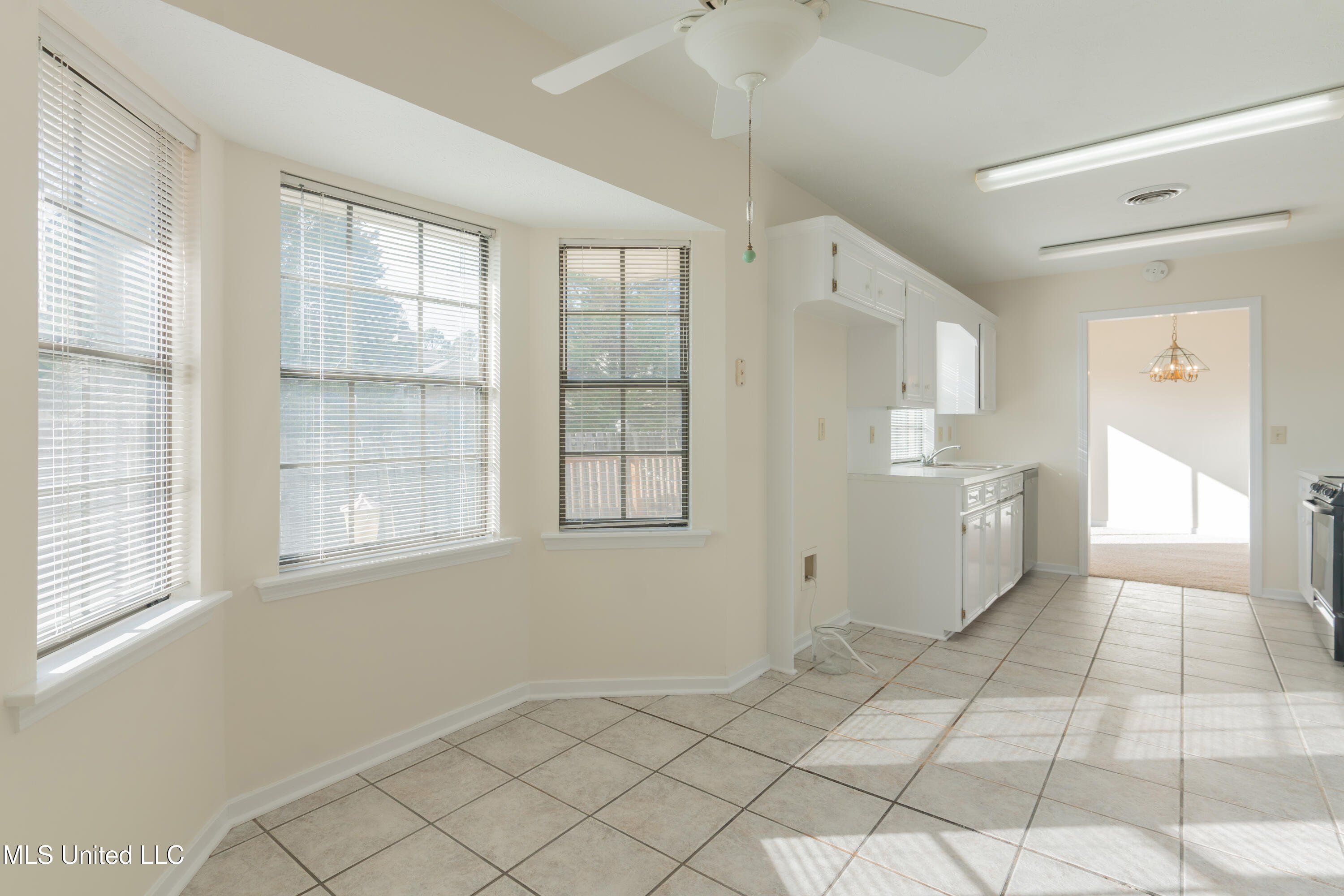 128 Villa Way Clinton, MS 39056 - Photo 19 of 43 19-EatInKitchen