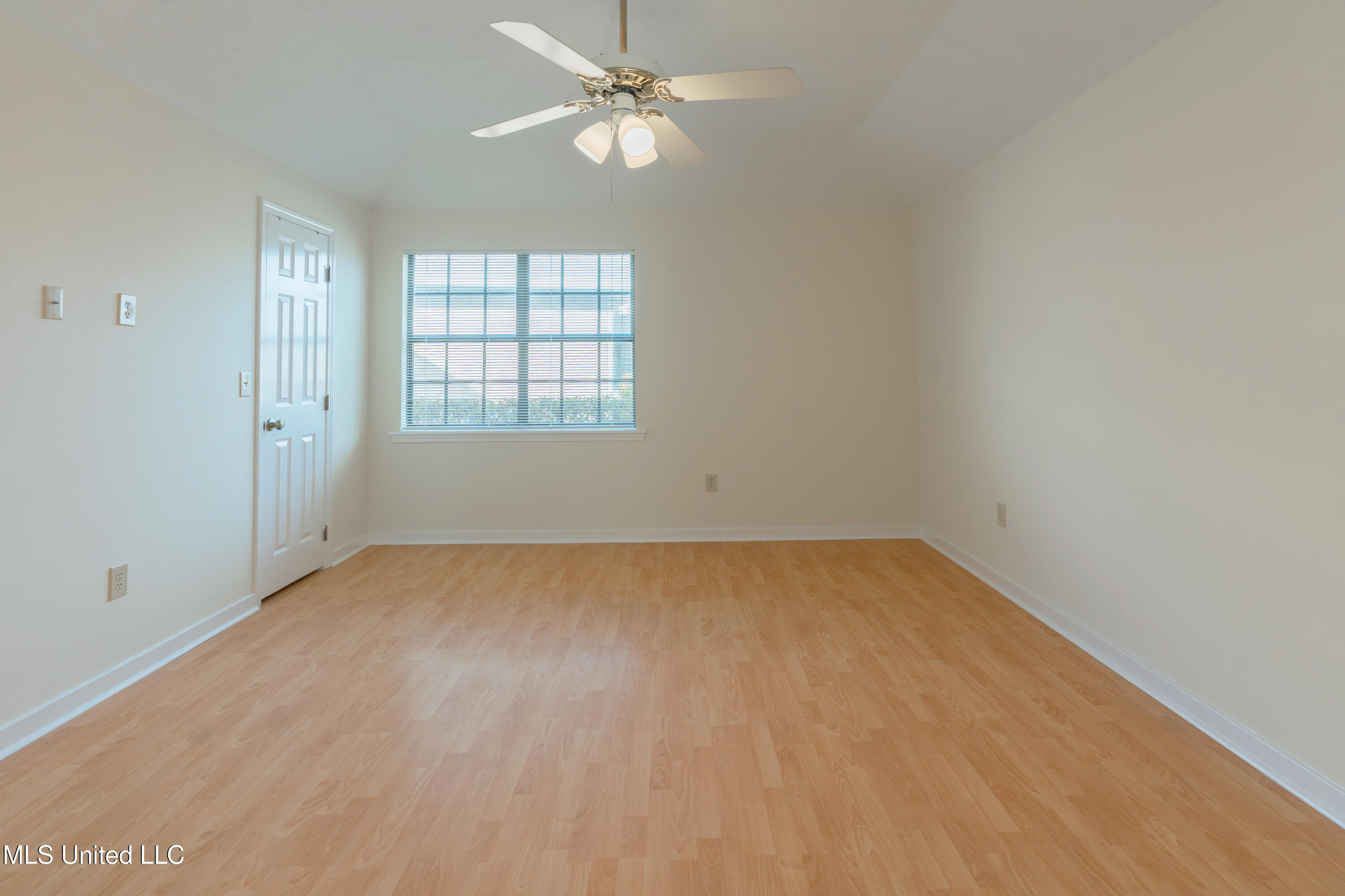 128 Villa Way Clinton, MS 39056 - Photo 24 of 43 24-PrimaryBedroom