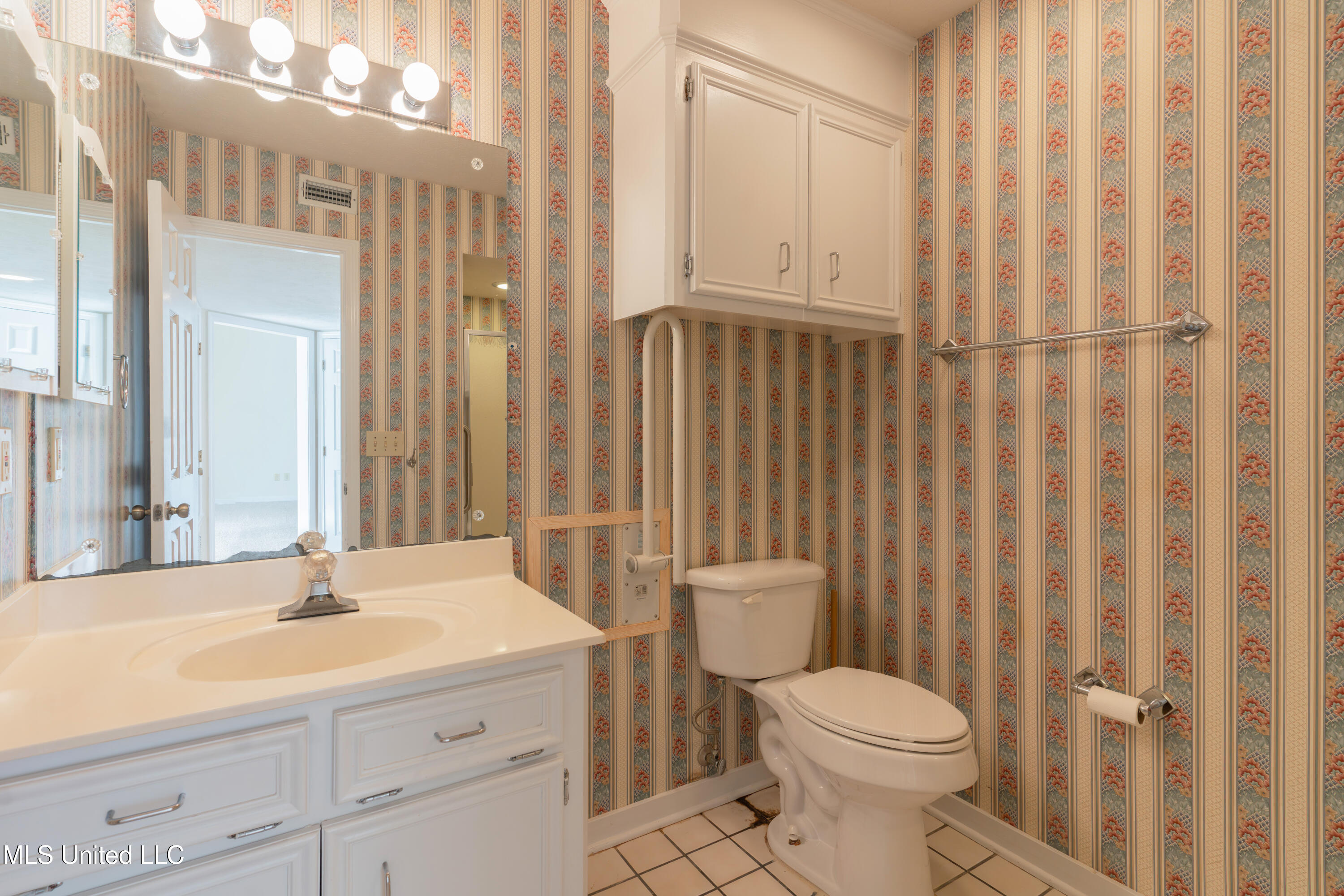 128 Villa Way Clinton, MS 39056 - Photo 34 of 43 34-HallBathroom