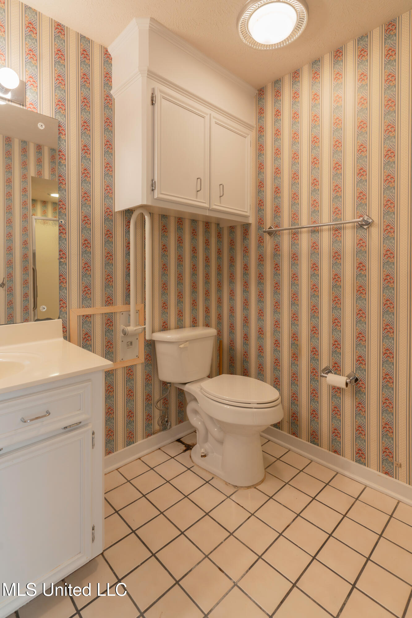 128 Villa Way Clinton, MS 39056 - Photo 35 of 43 35-HallBathroom