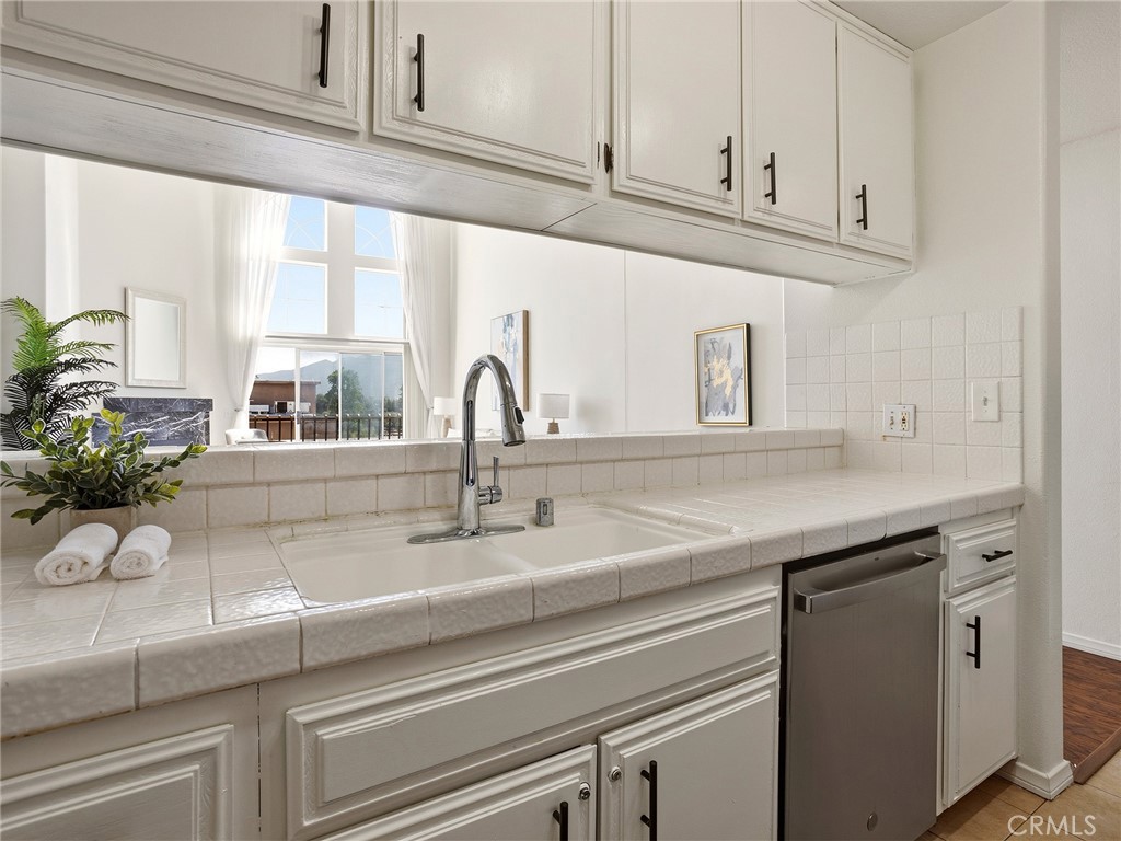 11044 Acama Street, Unit 302 Studio City, CA 91602 - Photo 11 of 49 Kitchen