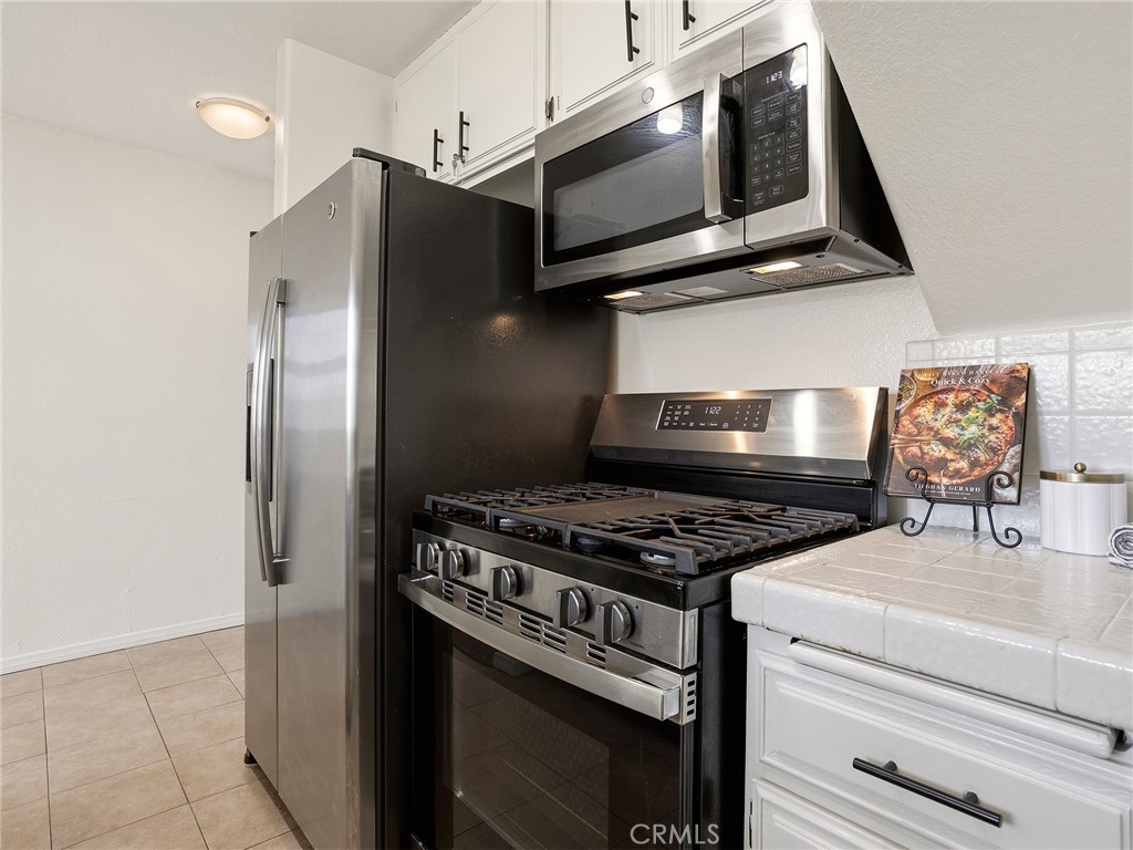 11044 Acama Street, Unit 302 Studio City, CA 91602 - Photo 12 of 49 Kitchen
