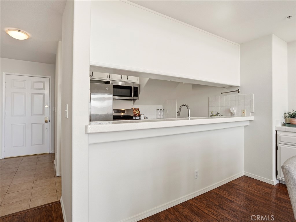 11044 Acama Street, Unit 302 Studio City, CA 91602 - Photo 13 of 49 Kitchen