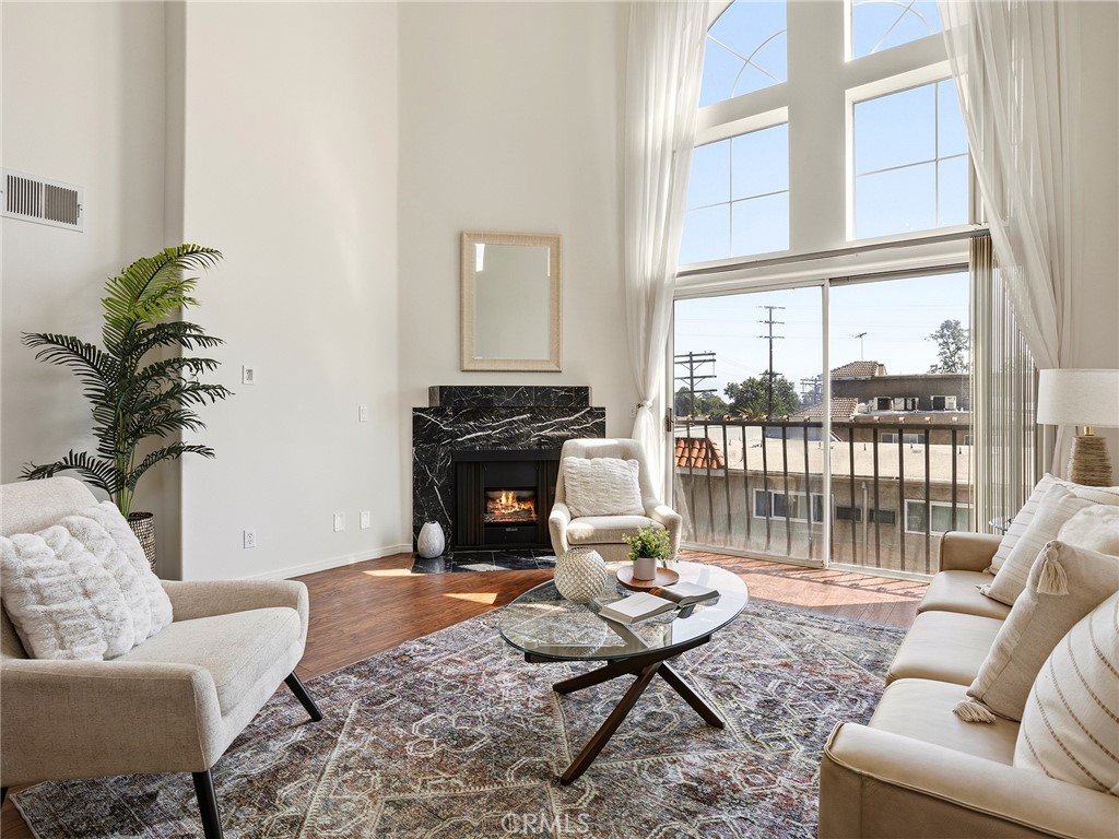 11044 Acama Street, Unit 302 Studio City, CA 91602 - Photo 18 of 49 Living Room