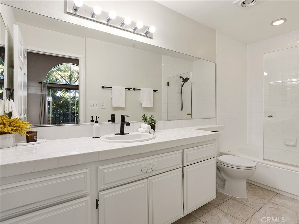 11044 Acama Street, Unit 302 Studio City, CA 91602 - Photo 30 of 49 Bathroom