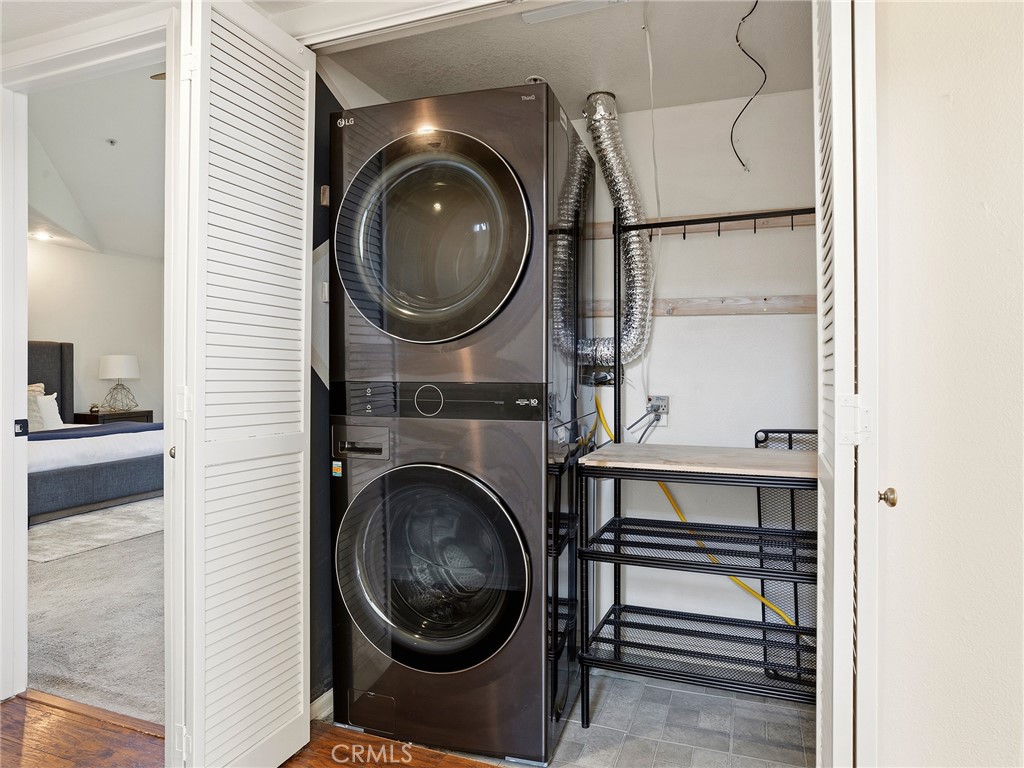 11044 Acama Street, Unit 302 Studio City, CA 91602 - Photo 33 of 49 Laundry