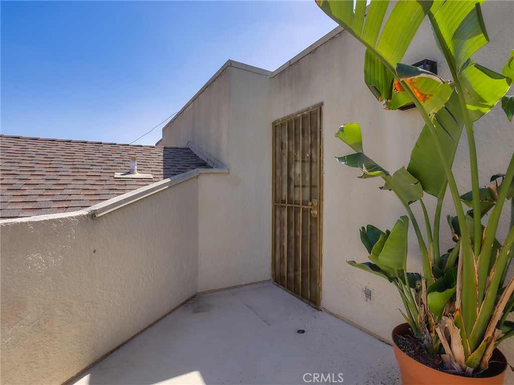 11044 Acama Street, Unit 302 Studio City, CA 91602 - Photo 37 of 49 Patio