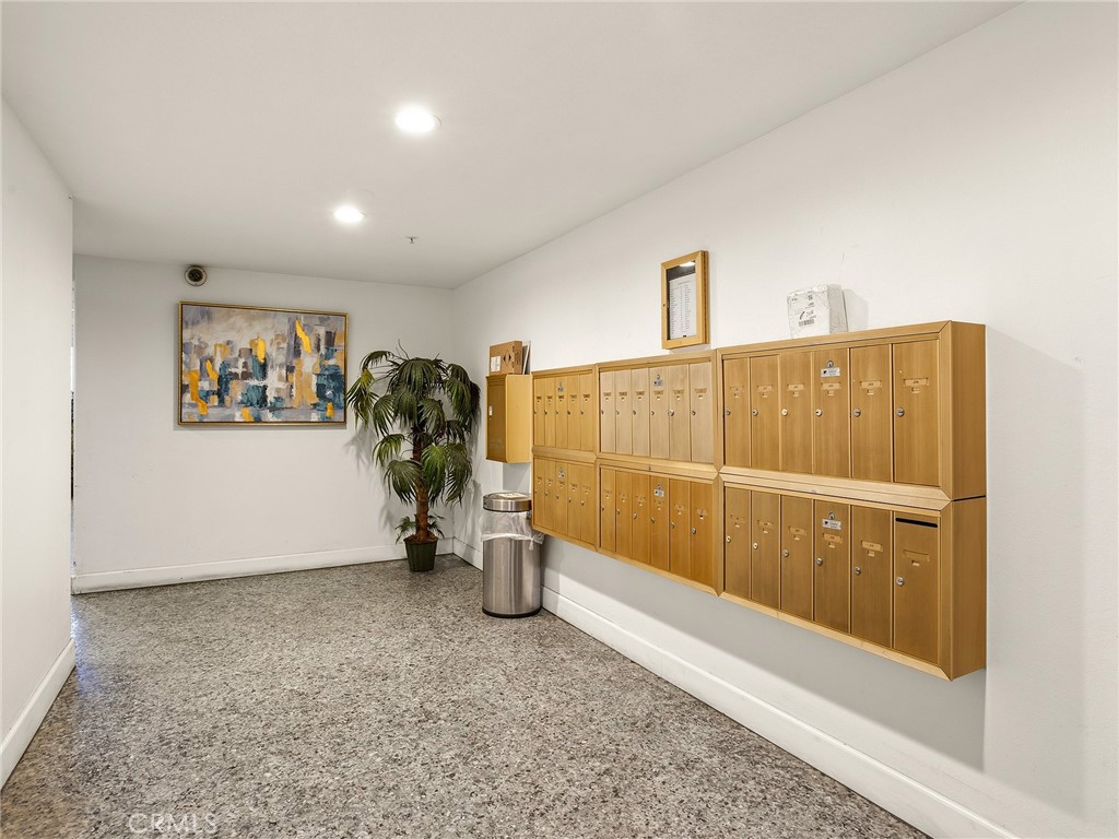 11044 Acama Street, Unit 302 Studio City, CA 91602 - Photo 8 of 49 Lobby