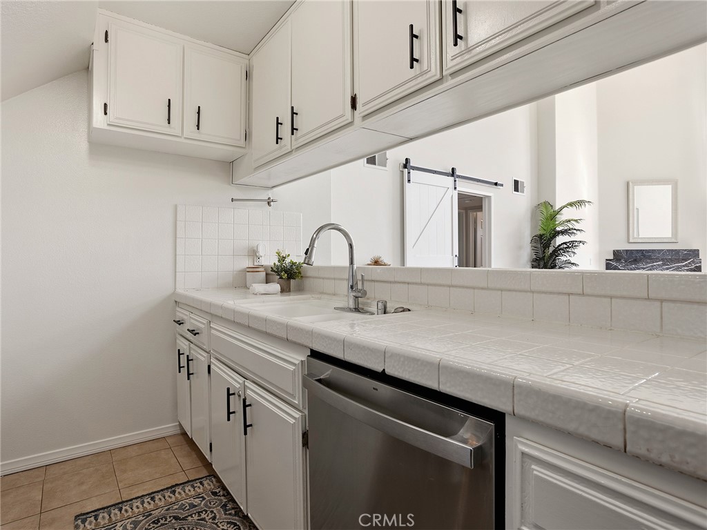 11044 Acama Street, Unit 302 Studio City, CA 91602 - Photo 9 of 49 Kitchen
