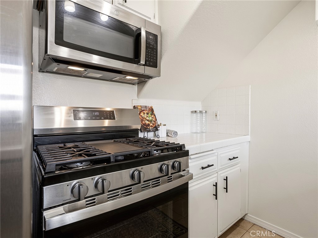 11044 Acama Street, Unit 302 Studio City, CA 91602 - Photo 10 of 49 Kitchen