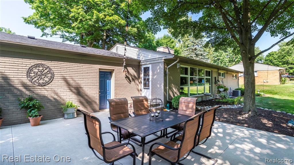 28536 Quail Hollow Road Farmington Hills, MI 48331 - Photo 37 of 48