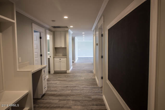42 West Boca Raton Road Phoenix, AZ 85023 - Photo 16 of 33 Back hallway (1 of 1)