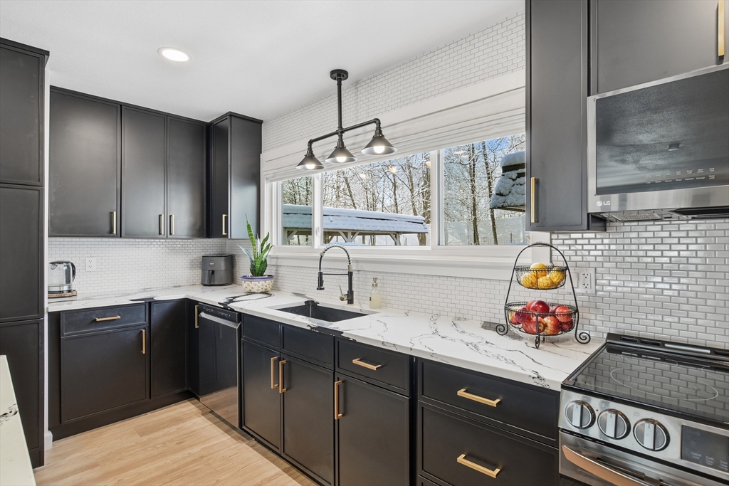 4 Pebblestone Circle, Unit 4 Suffield, CT 06078 - Photo 14 of 38