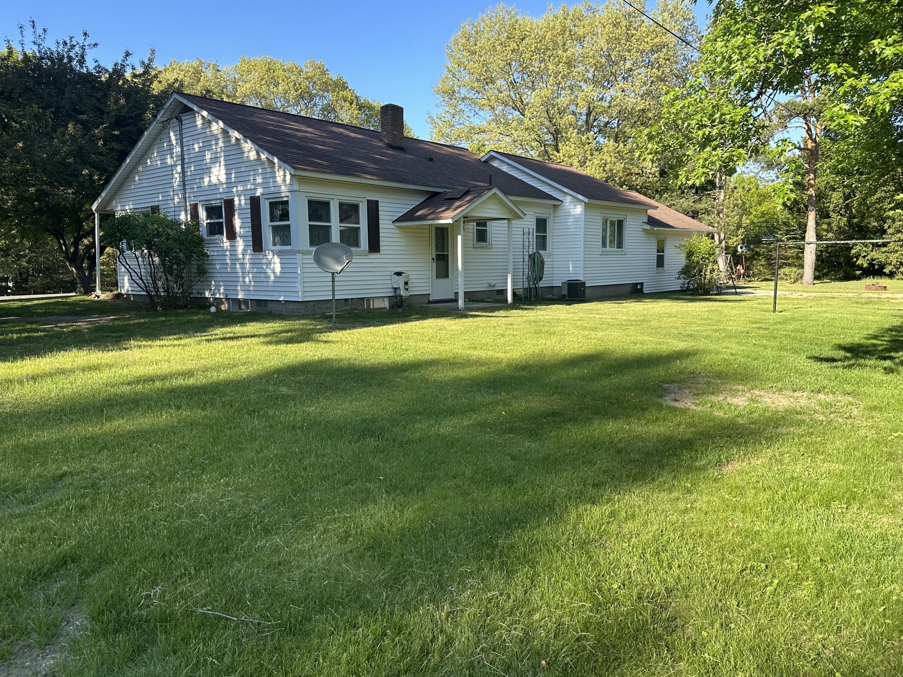 1735 Red Apple Road Manistee, MI 49660 - Photo 3 of 29 IMG_8380