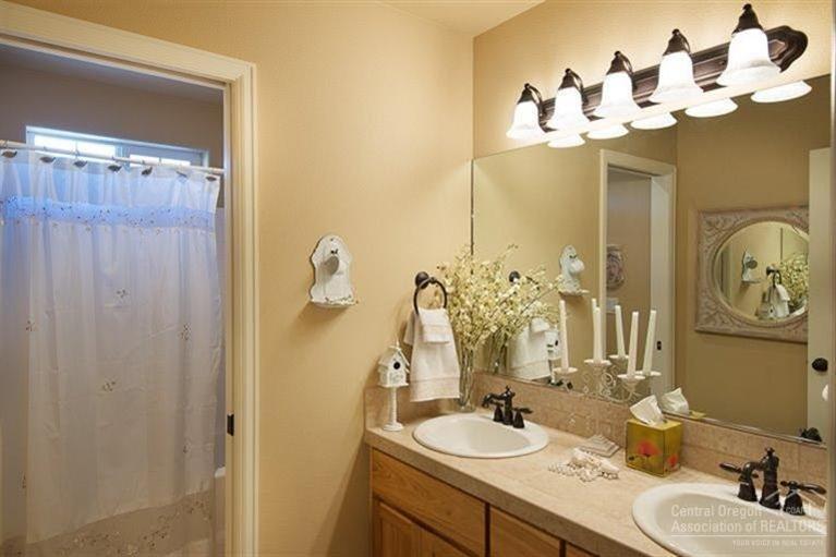 61289 Splendor Lane Bend, OR 97702 - Photo 16 of 25 Upstairs guest bath with double sinks, p
