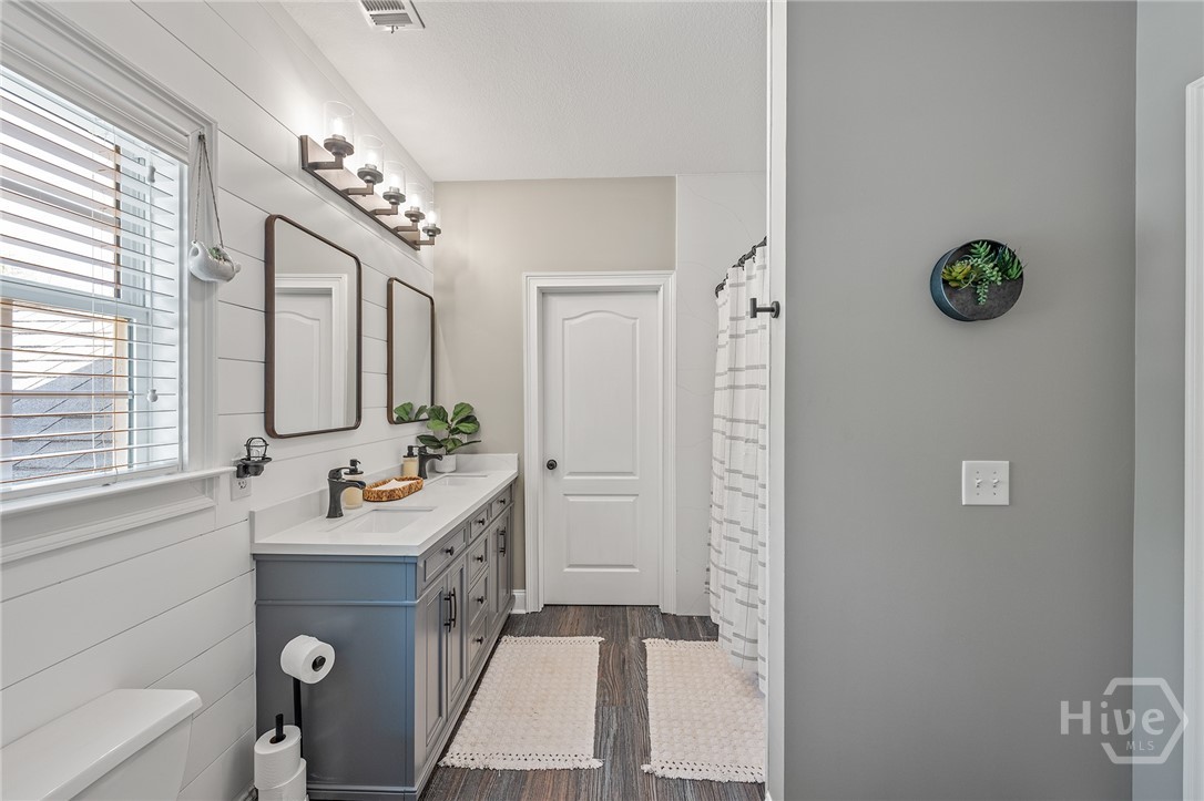 2202-2206 Lem Edwards Road Colbert, GA 30628 - Photo 43 of 75 Shared Hall Bathroom