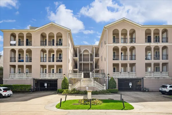 $260,000 | 58 Briar Hollow Lane, Unit 203, Houston, TX 77027