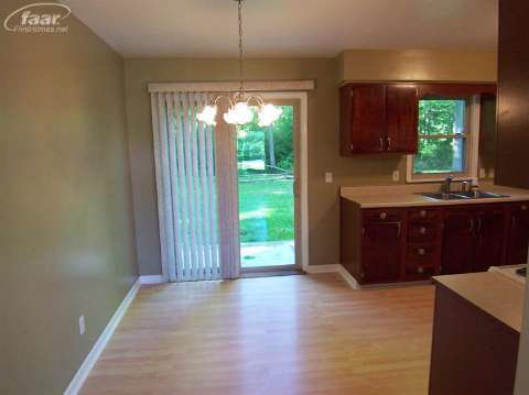 5239 West Carpenter Road Flint, MI 48504 - Photo 5 of 16 20403149-4.JPG