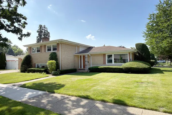 $599,900 | 801 South See-Gwun Avenue, Mount Prospect, IL 60056