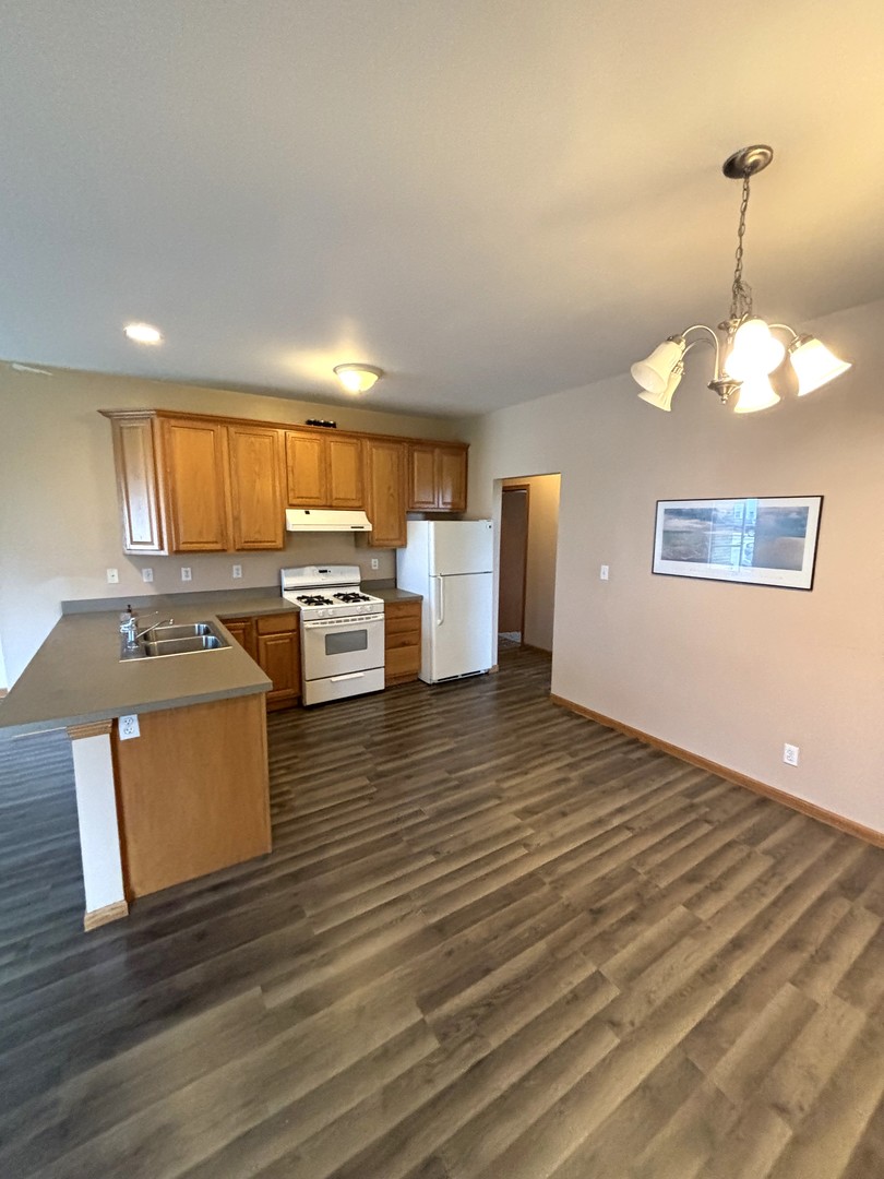1923 Taller Road, Unit 1923 Morris, IL 60450 - Photo 4 of 12 a kitchen with stove and cabinets