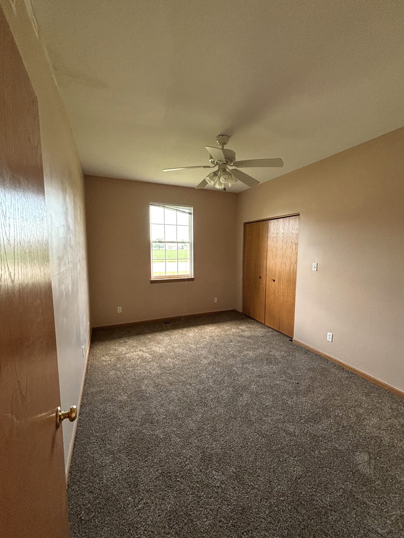 1923 Taller Road, Unit 1923 Morris, IL 60450 - Photo 9 of 12 a view of an empty room with a window