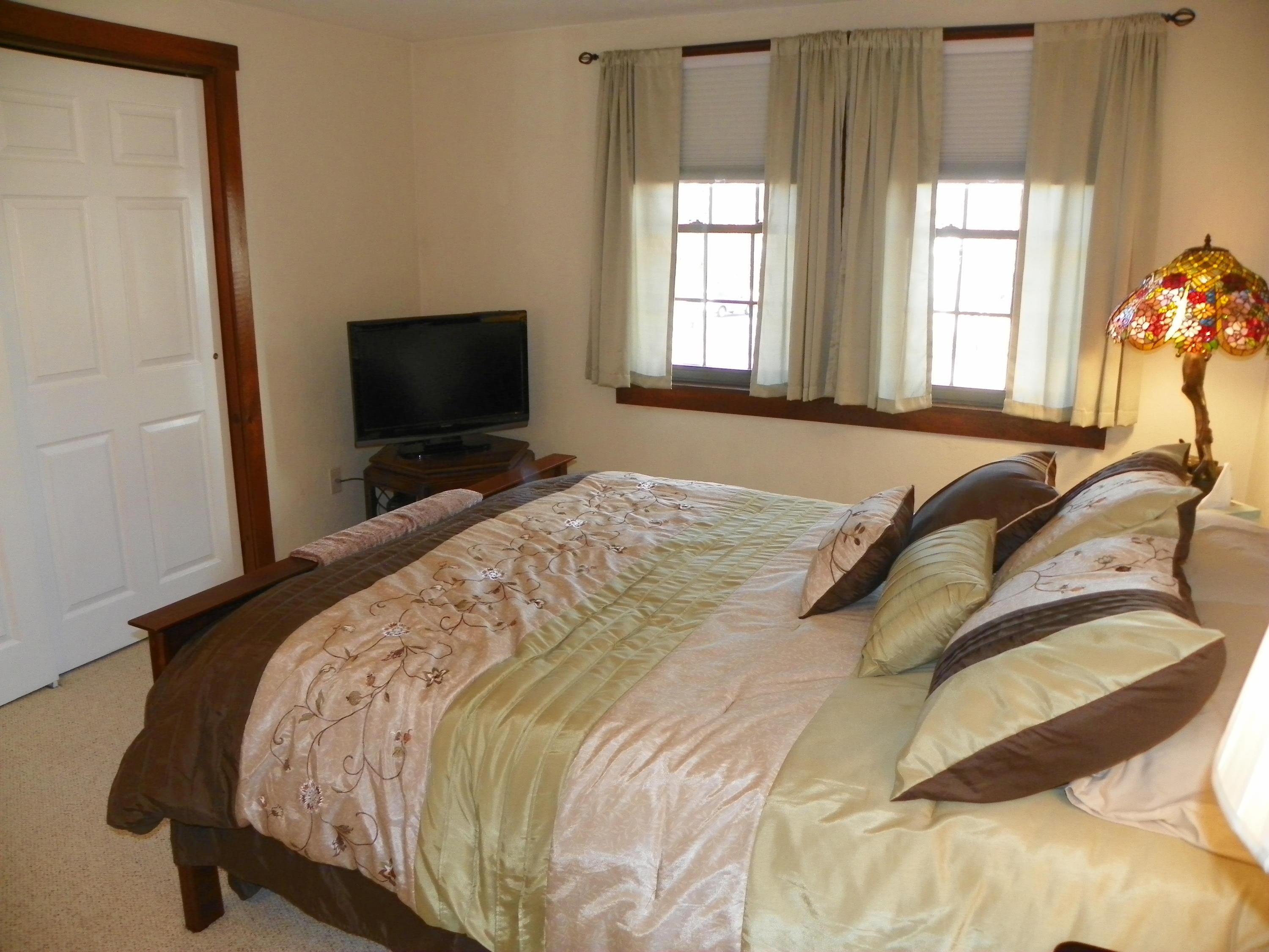 300 Falmouth Road, Unit 6E Mashpee, MA 02649 - Photo 14 of 32 a bedroom with a bed and a flat screen tv