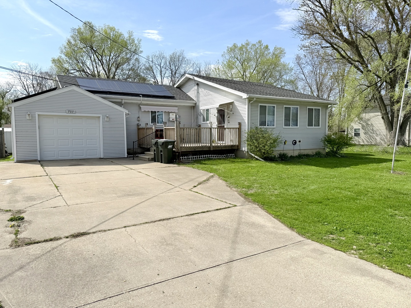 707 Dillon Avenue Sterling, IL 61081 - Photo 1 of 20