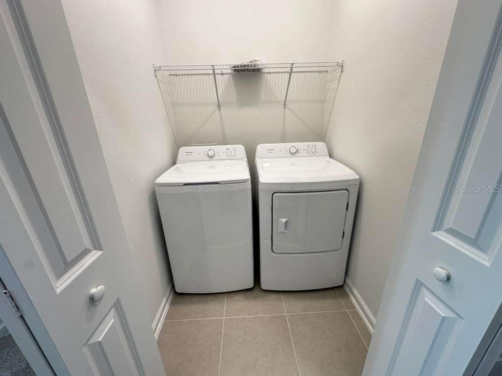 2729 Skyline Loop Kissimmee, FL 34758 - Photo 8 of 20 a utility room with dryer and washer