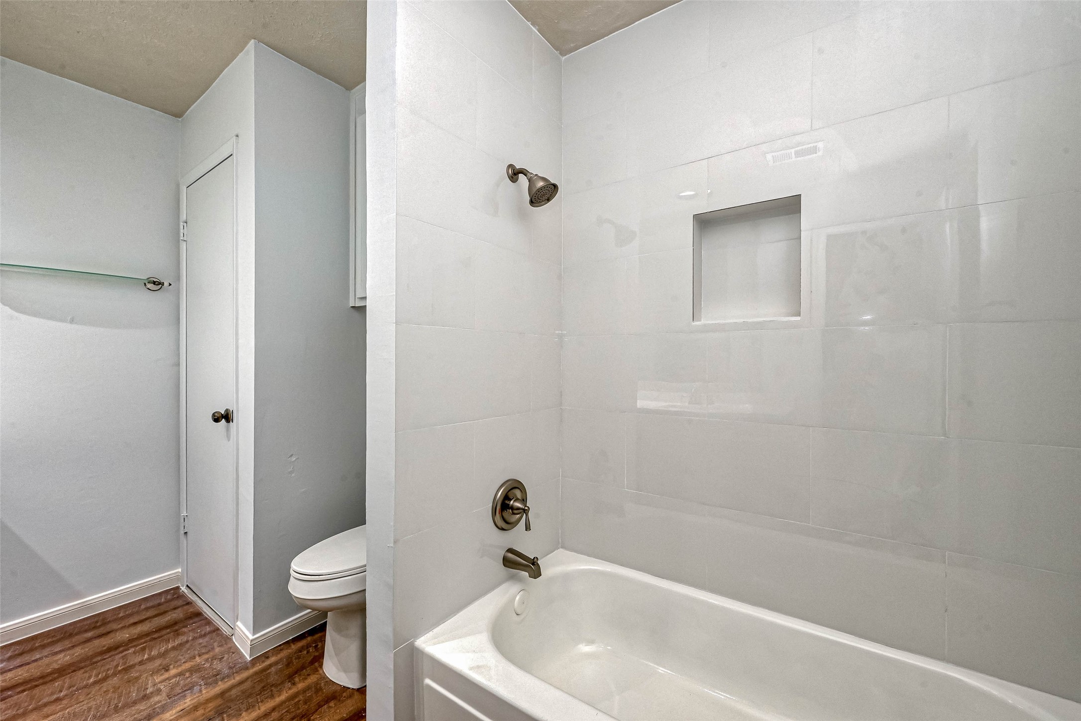 2831 Pecan Ridge Drive Sugar Land, TX 77479 - Photo 33 of 44 Upstairs Hall bath tub/shower