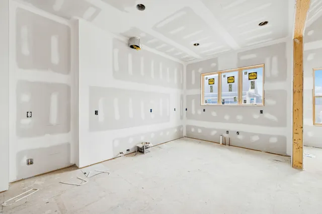 a view of a house with backyard