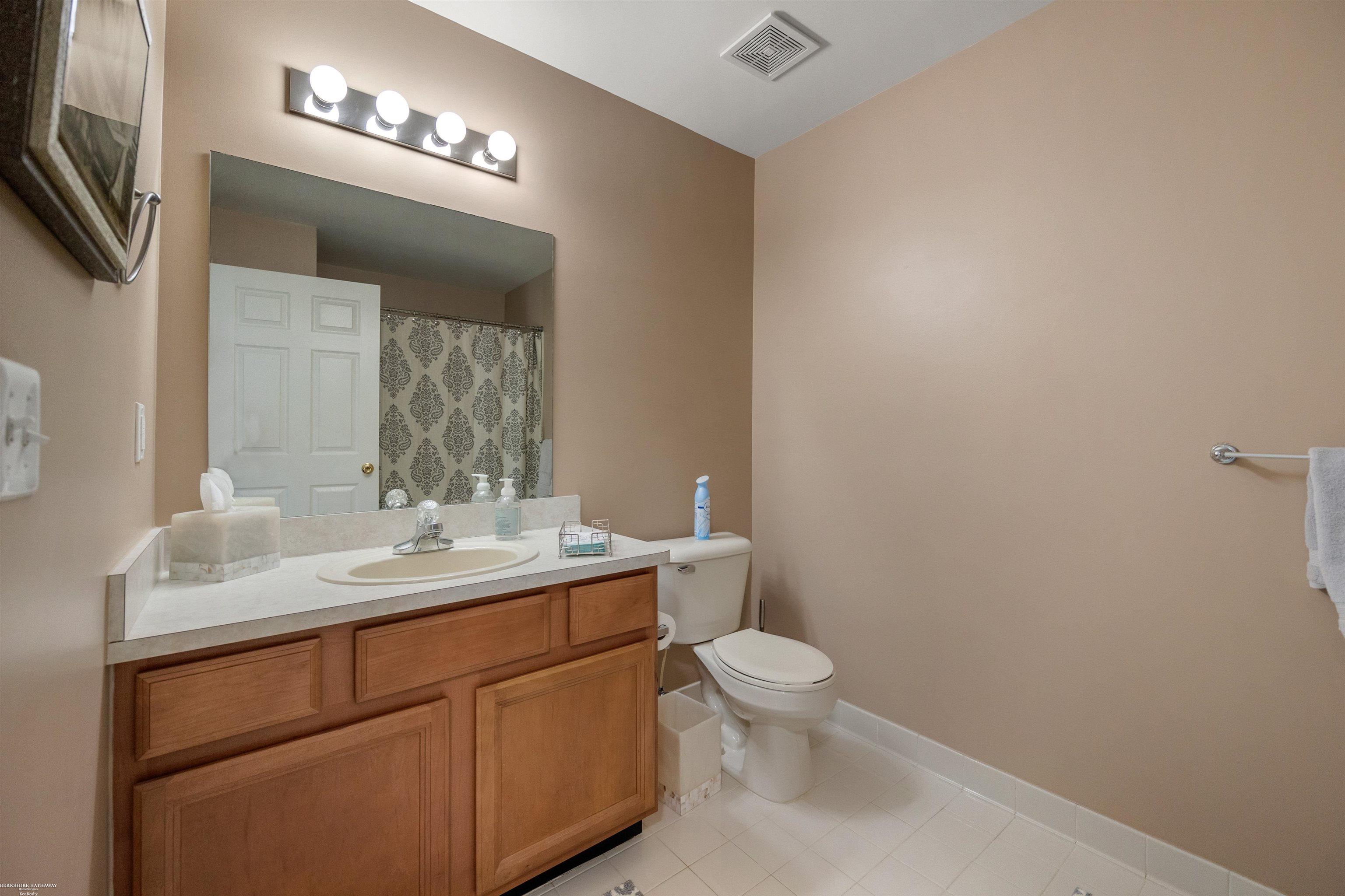 46069 Rhodes Drive Macomb, MI 48044 - Photo 15 of 27 50083688-14.JPG