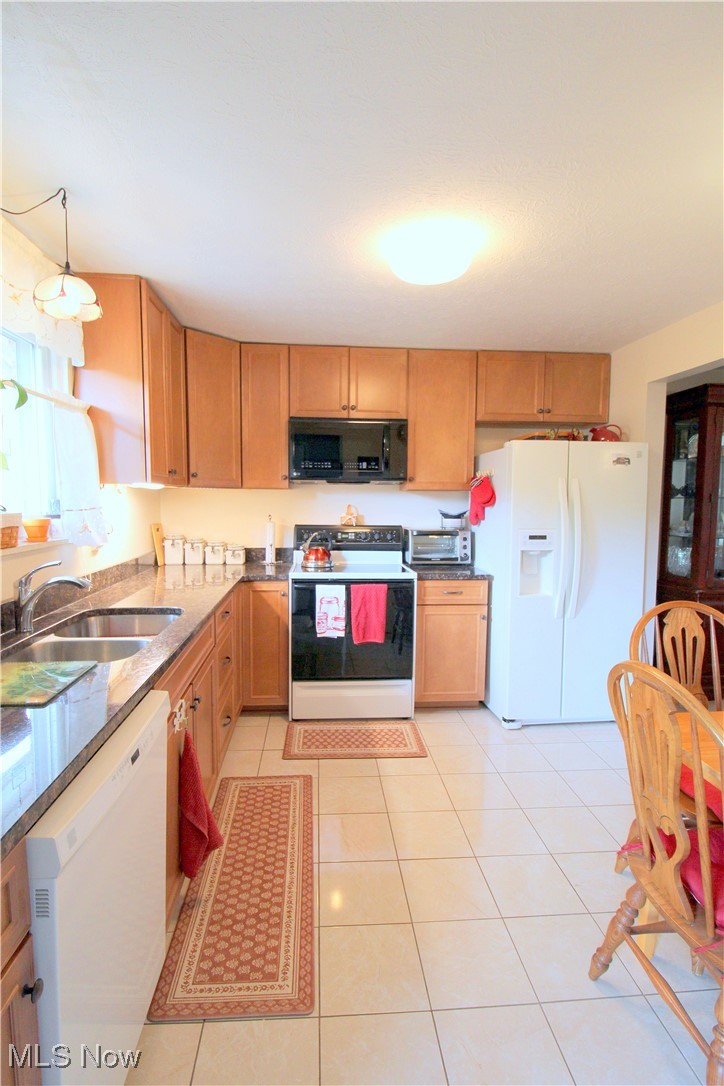 Eat In Kitchen with All Appliances and Newer Cabinets