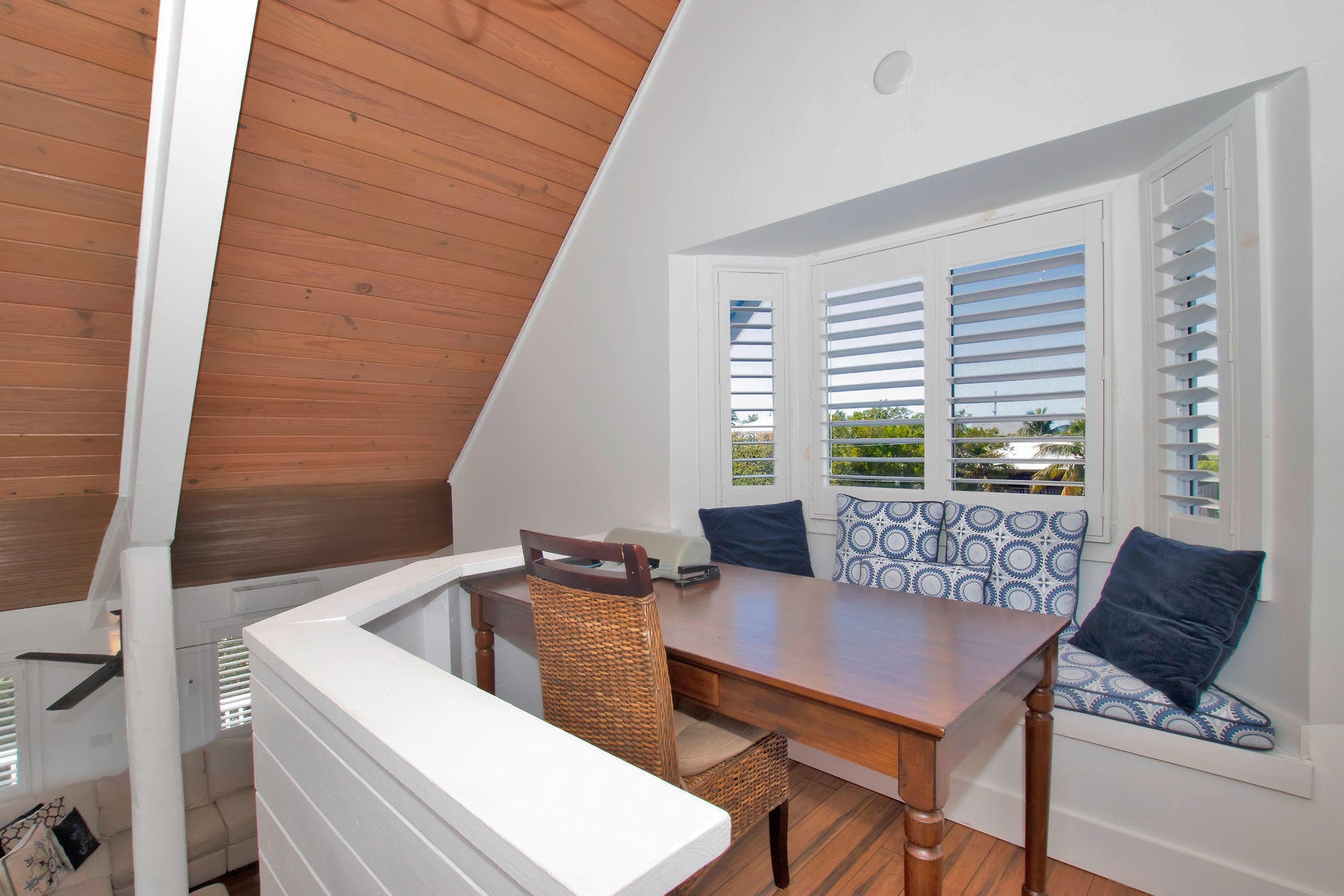 143 Columbus Drive Islamorada, FL 33036 - Photo 33 of 47 Master Siting area