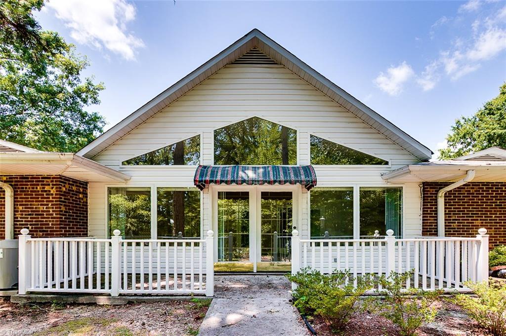 Beautiful Custom Built Home That Offers Everything Your Heart Desires!