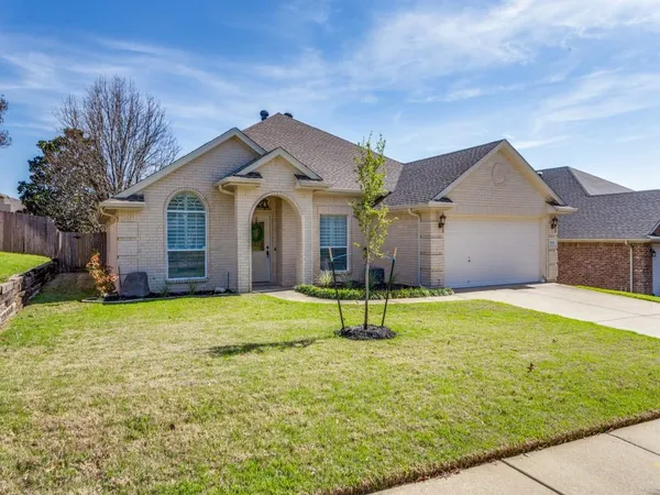 $390,000 | 10505 Stonehill Drive, Benbrook, TX 76126