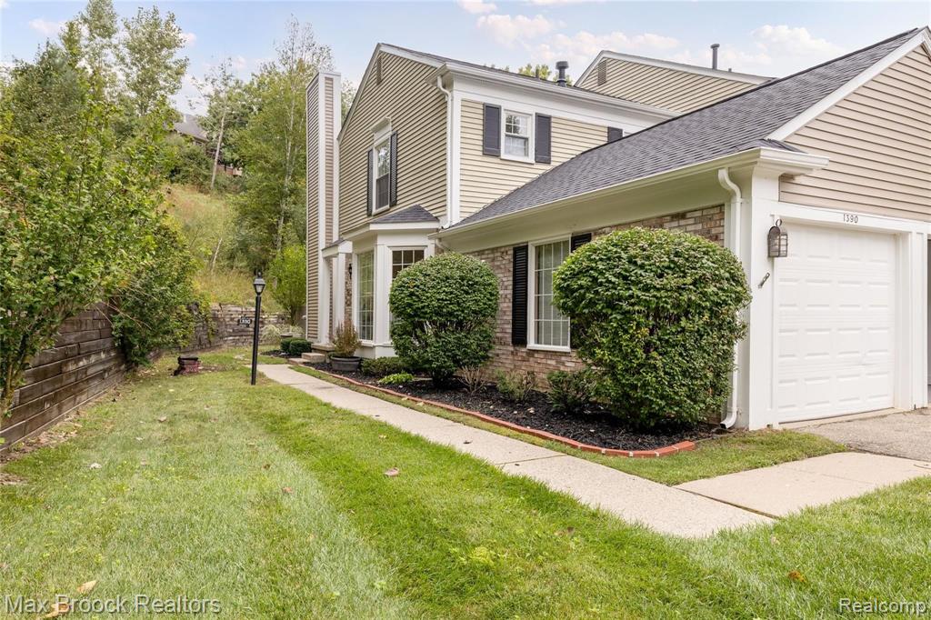 1390 Crescent Lane Rochester Hills, MI 48306 - Photo 4 of 27