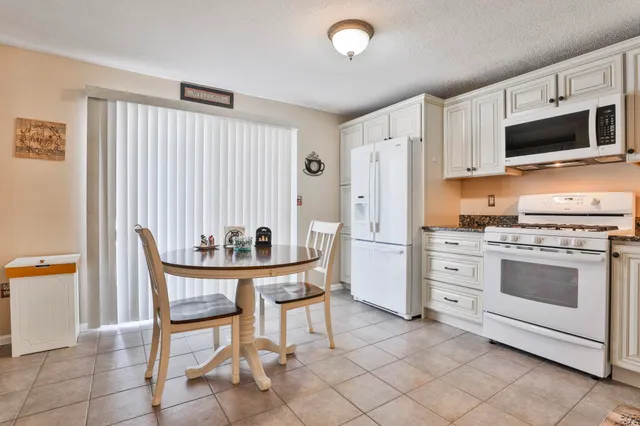 $369,900 | 47 Willow Creek Drive, Hudson, NH 03051