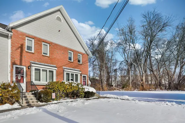 $369,900 | 47 Willow Creek Drive, Hudson, NH 03051