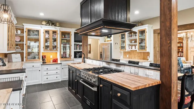 $759,900 | 244 Ganega Trail, Vonore, TN 37885