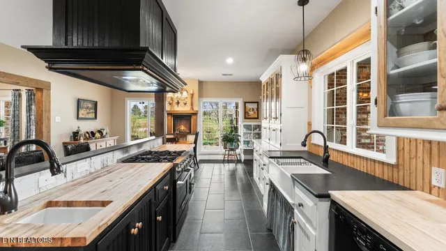 $759,900 | 244 Ganega Trail, Vonore, TN 37885